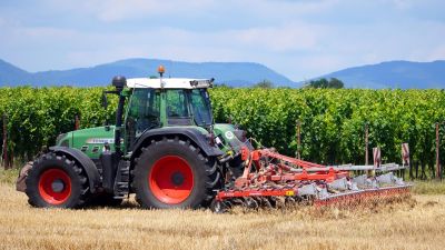 tractor-5414037_1280.jpg