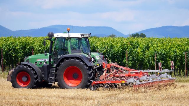 tractor-5414037_1280.jpg